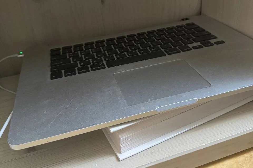 뚜껑을 덮은 채 선반 위에서 돌아가고 있는 15인치 맥북